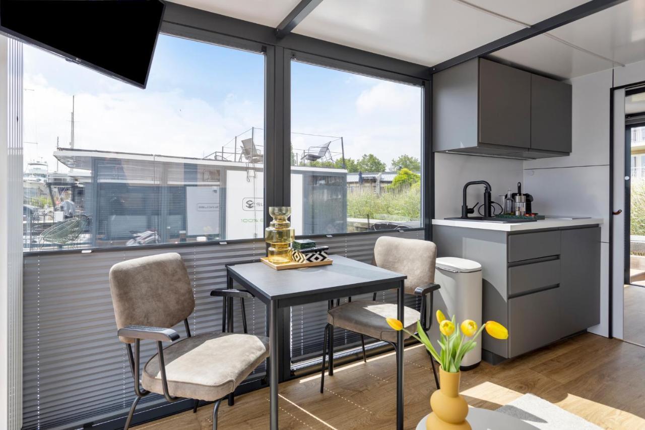 Cosy Tiny Houseboats Near Beach And Restaurants By Weltevreden Experience Zeewolde Esterno foto