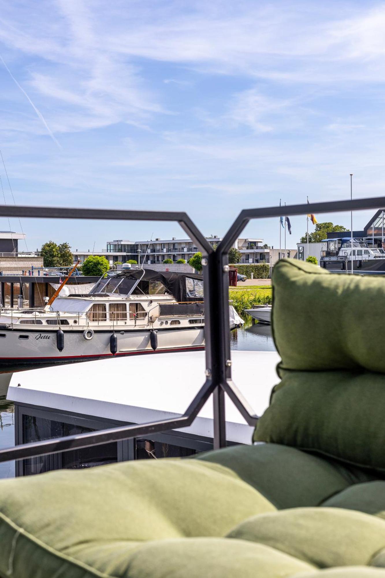 Cosy Tiny Houseboats Near Beach And Restaurants By Weltevreden Experience Zeewolde Esterno foto