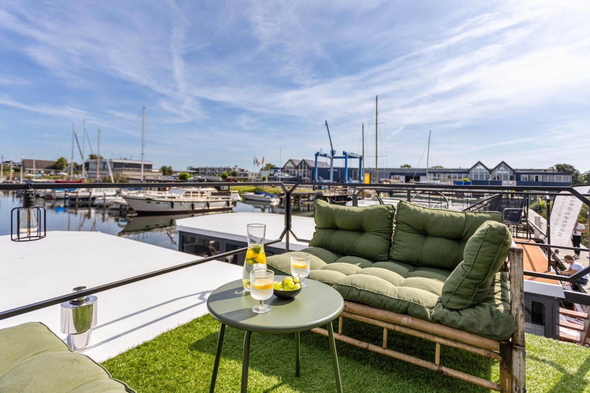 Cosy Tiny Houseboats Near Beach And Restaurants By Weltevreden Experience Zeewolde Esterno foto
