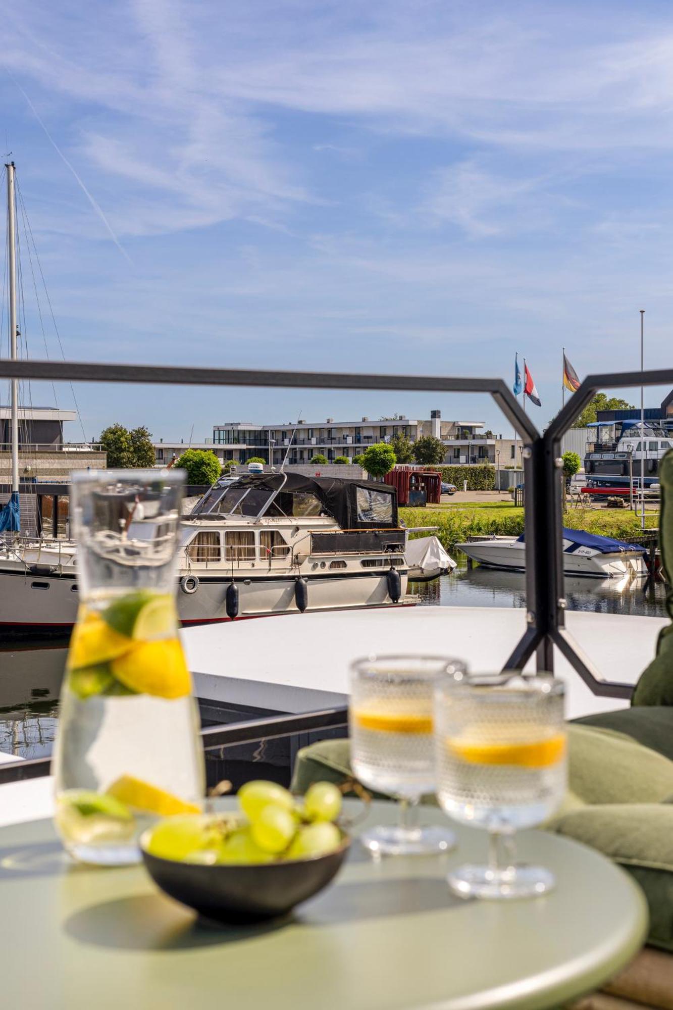 Cosy Tiny Houseboats Near Beach And Restaurants By Weltevreden Experience Zeewolde Esterno foto