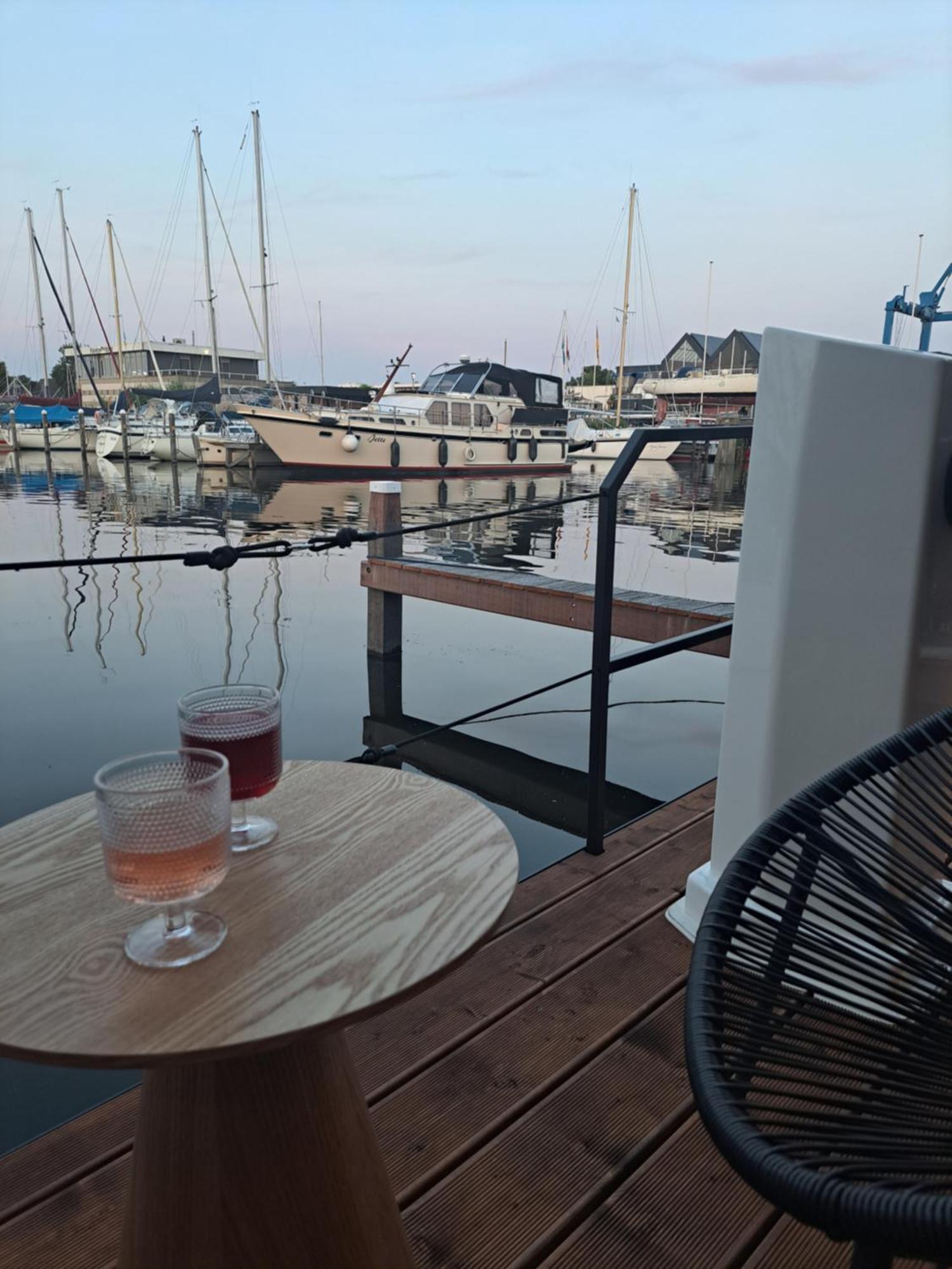 Cosy Tiny Houseboats Near Beach And Restaurants By Weltevreden Experience Zeewolde Esterno foto
